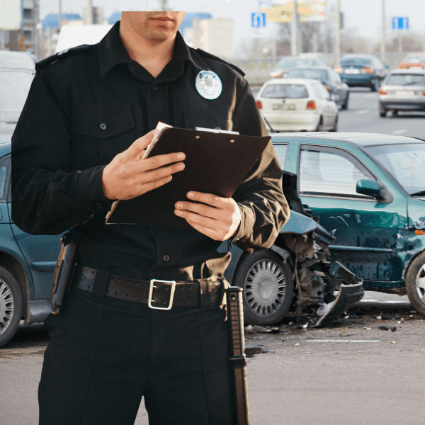 Triplique su indemnización tras un accidente: un policia en el lugar del accidente de carro