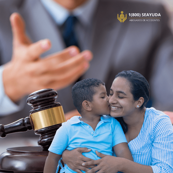 Abogados de Confianza para Inmigrantes: abogados de accidentes 1(800)SeAyuda background y foreground una señora con su hijo