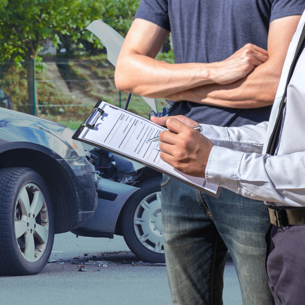 Quién paga carro? de fondo un choque y primer plano una inspeccion de seguro de autos