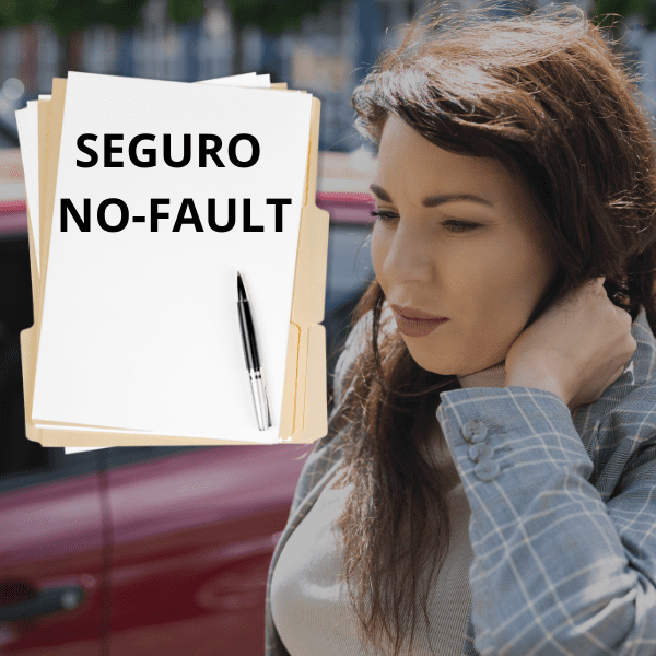 El seguro de tu esposo: seguro no-fault puede cubrirte. Señora atropellada y delante un documento que lee seguro no-fault